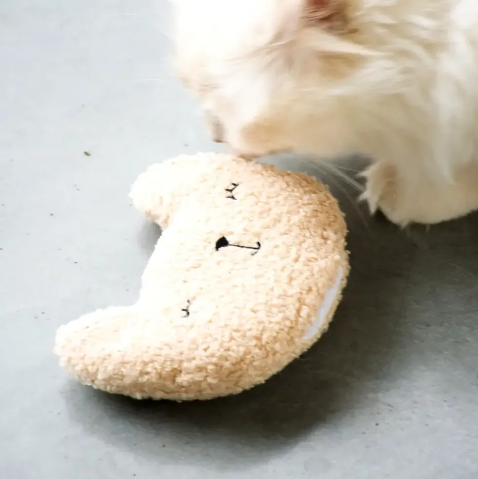 Jouet pour chat coloris écru coussin à remplissage d'herbes Happy Cat D&D Home Zara - 14 x 4 x 11 cm