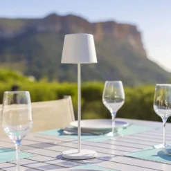 Lampe de table touch sans fil en aluminium blanc Kelly White - Ø 10 x H 38 cm