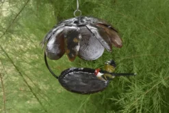 Mangeoire pour oiseau en métal recyclé avec toit fleur et mésange colorée Chouette&Co - 30 cm