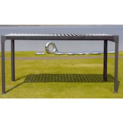Pergola bioclimatique adossée motorisée noir sable avec lames blanches Green Outside Actual - 5 x 3 m
