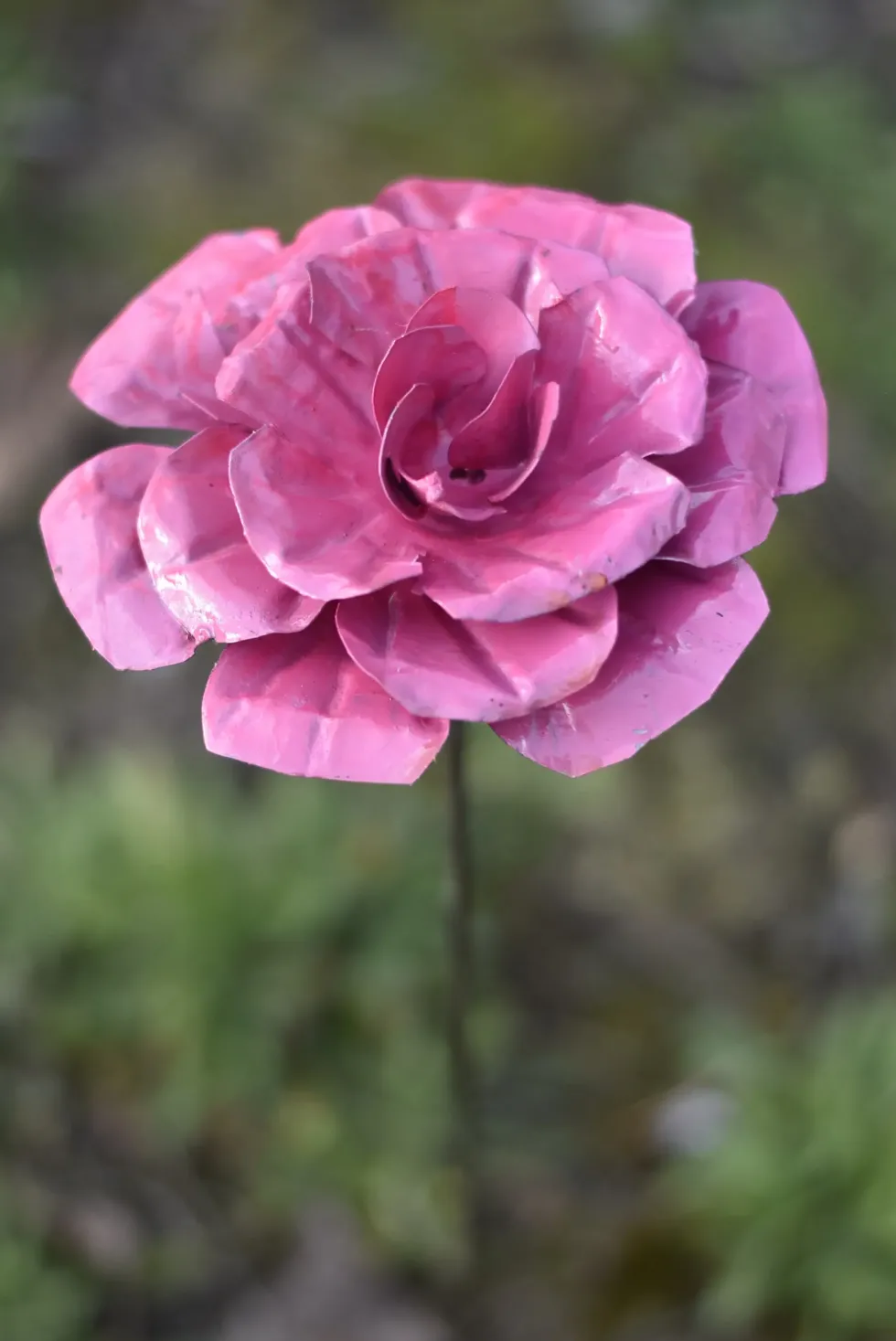 Pivoine décorative couleur violette en métal recyclé - 100 cm