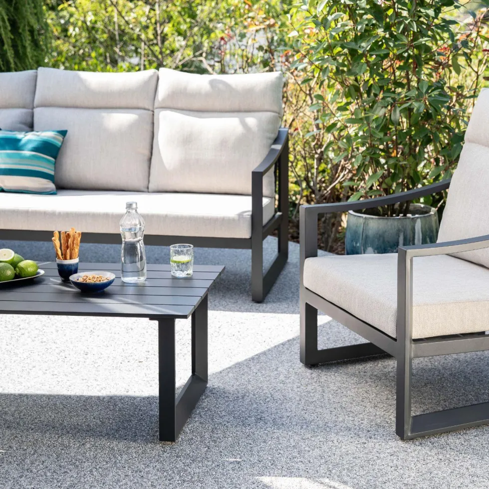 Salon de jardin dossier haut en aluminium coloris anthracite Hoya - 4 éléments (canapé, table basse et deux fauteuils)