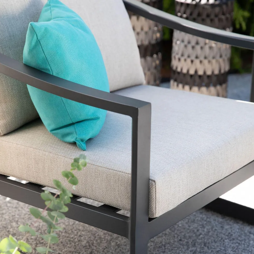 Salon de jardin dossier haut en aluminium coloris anthracite Hoya - 4 éléments (canapé, table basse et deux fauteuils)