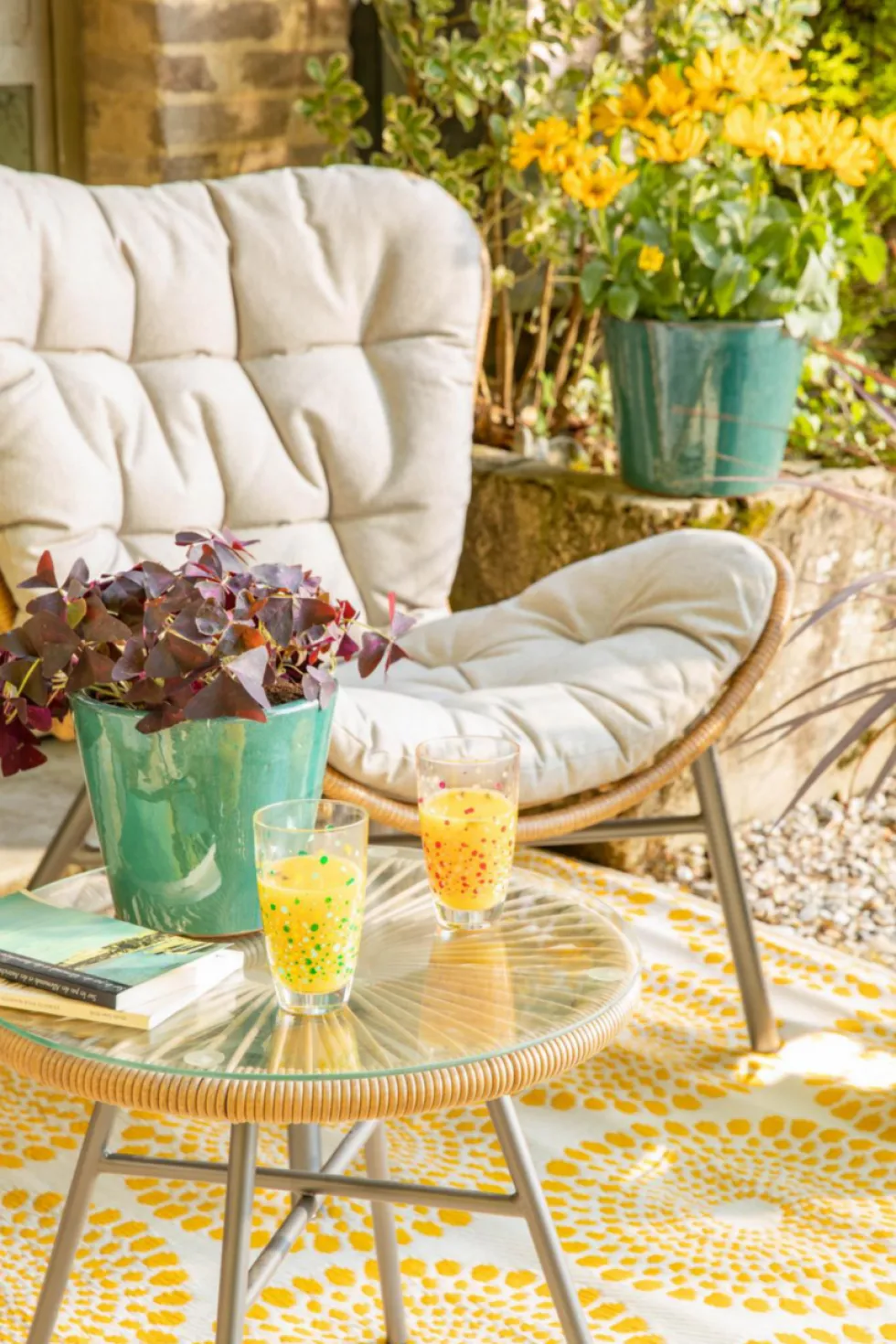 Salon de jardin en acier et résine tressée coloris noir et miel Hosta - 3 éléments (table basse et deux fauteuils)