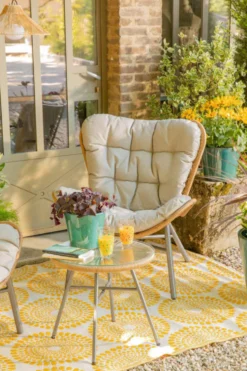 Salon de jardin en acier et résine tressée coloris noir et miel Hosta - 3 éléments (table basse et deux fauteuils)