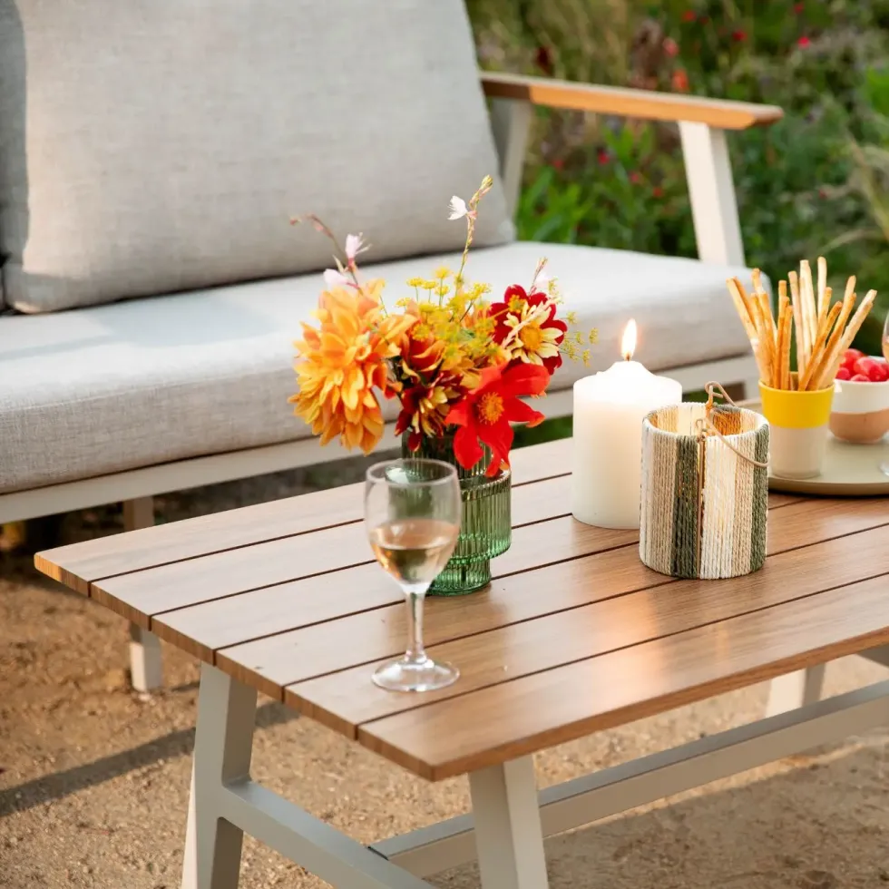 Salon de jardin en aluminium coloris beige Milly - 4 éléments (canapé, table basse et deux fauteuils)