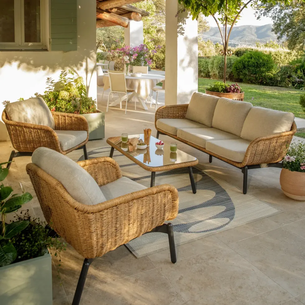 Salon de jardin en aluminium coloris marron Aralia - 4 éléments (canapé, table basse et deux fauteuils)