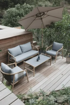 Salon de jardin en aluminium et résine tressée coloris gris clair Kanto - 4 éléments (canapé, table basse et deux fauteuils)