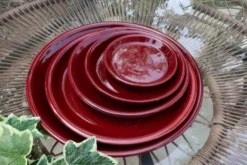 Soucoupe ronde en terre émaillée coloris cerise Les Poteries d'Albi - Ø 28 x H 3,5 cm