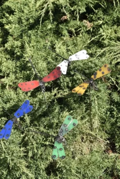 Tuteur libellule colorée en métal recyclé Chouette & Co
